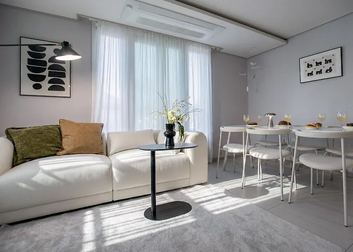 Villa 3r,4b,2ba,all Ac, 지하철도보5분, 동대문15분, 명동25분, 이태원,성수,서울역 30분 Seoel